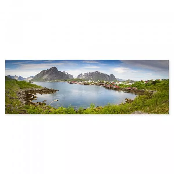 Malerisches Panorama eines Fischerdorfes mit roten Häusern, eingebettet in die atemberaubende Fjordlandschaft der Lof oten. Malerisches Panorama eines Fischerdorfes mit roten Häusern, eingebettet in die atemberaubende Fjordlandschaft der Lof oten.