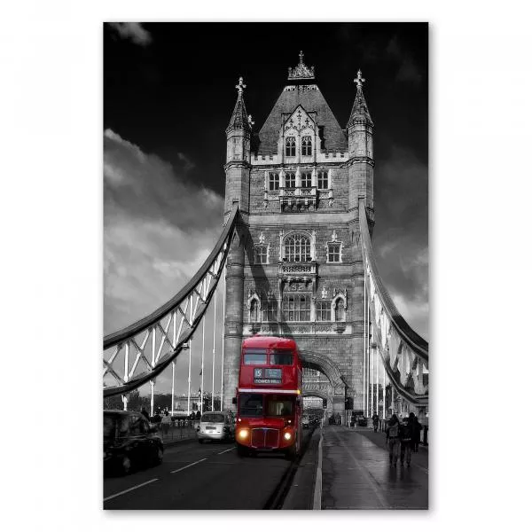 Ein roter Doppeldeckerbus fährt auf der Tower Bridge in London. Die Brücke und der Hintergrund sind in schwarz-weiß gehalten. Ein roter Doppeldeckerbus fährt auf der Tower Bridge in London. Die Brücke und der Hintergrund sind in schwarz-weiß gehalten.