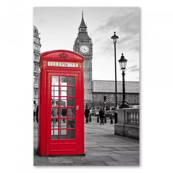 Eine rote Telefonzelle steht auf einem Gehweg vor dem Big Ben. Der Hintergrund mit Menschen ist in schwarz-weiß gehalten. Eine rote Telefonzelle steht auf einem Gehweg vor dem Big Ben. Der Hintergrund mit Menschen ist in schwarz-weiß gehalten.