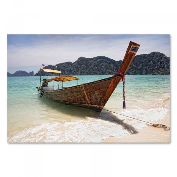 Ein traditionelles thailändisches Longtailboot liegt am Strand vor der Kulisse von grünen Inseln und blauem Himmel. Ein traditionelles thailändisches Longtailboot liegt am Strand vor der Kulisse von grünen Inseln und blauem Himmel.