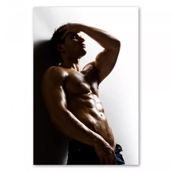 Ein durchtrainierter Mann in Jeans – ein Bild von Sportlichkeit und Attraktivität. Ein durchtrainierter Mann in Jeans – ein Bild von Sportlichkeit und Attraktivität.