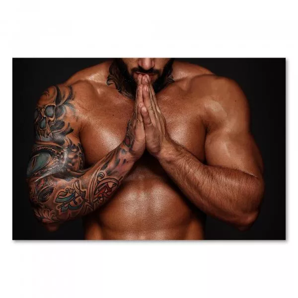 Muskulöser Mann mit Tattoos, meditierende Pose, Ruhe & innere Stärke. Muskulöser Mann mit Tattoos, meditierende Pose, Ruhe & innere Stärke.