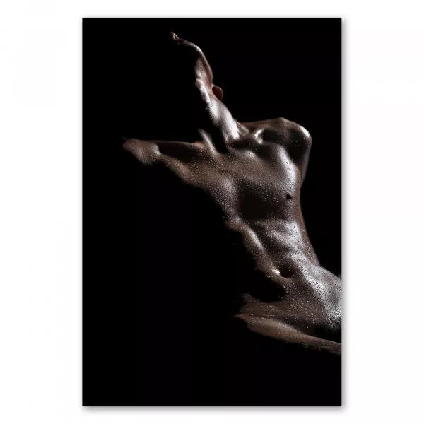 Schwarz-Weiß-Foto: Muskulöser Mann, verführerische Pose, feucht glänzender Körper. Schwarz-Weiß-Foto: Muskulöser Mann, verführerische Pose, feucht glänzender Körper.
