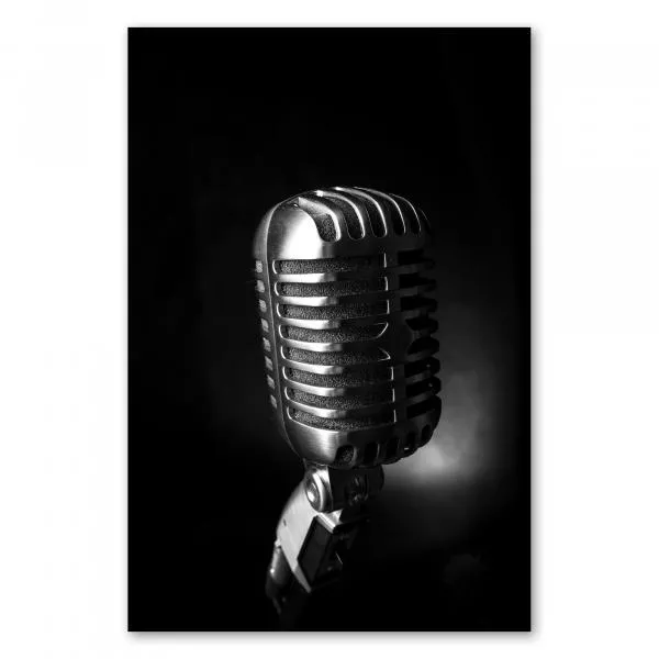 Vintage-Mikrofon im Rampenlicht, bereit, die Stimmen von Künstlern einzufangen. Vintage-Mikrofon im Rampenlicht, bereit, die Stimmen von Künstlern einzufangen.