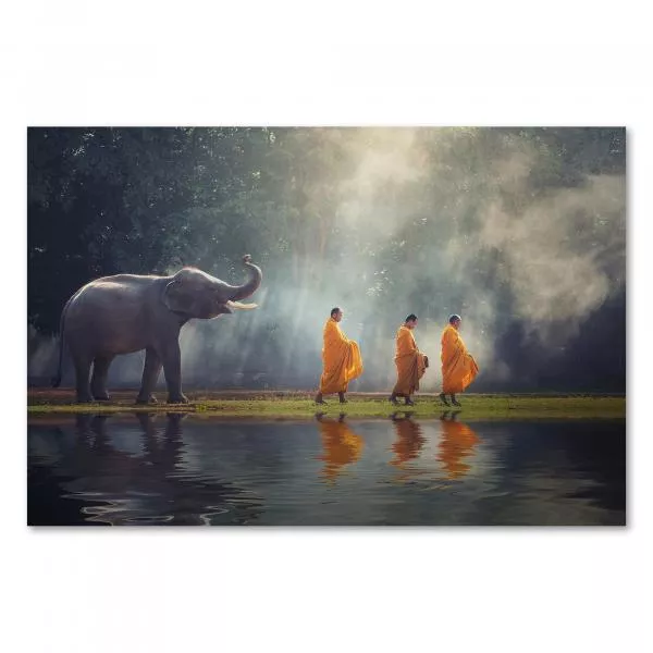 Drei Mönche in orangefarbenen Gewändern, Elefant hebt Rüssel am See - Ruhe & Spiritualität. Drei Mönche in orangefarbenen Gewändern, Elefant hebt Rüssel am See - Ruhe & Spiritualität.