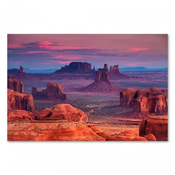 Monument Valley, Felsformationen im Sonnenuntergang, weite Landschaft. Monument Valley, Felsformationen im Sonnenuntergang, weite Landschaft.