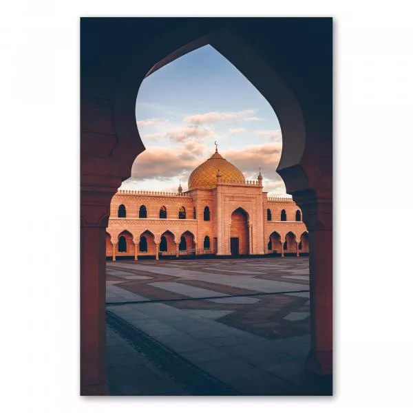Blick durch orientalischen Torbogen auf prächtige Moschee im warmen Abendlicht. Blick durch orientalischen Torbogen auf prächtige Moschee im warmen Abendlicht.