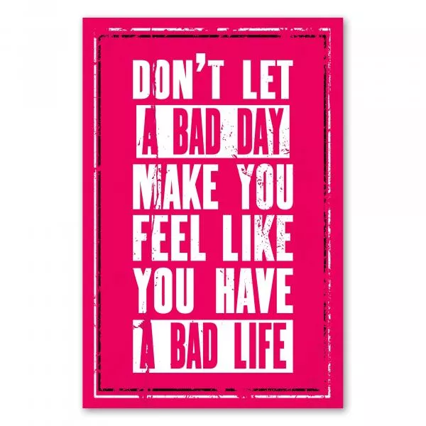 Motivationsspruch auf pinkem Hintergrund: „Don't let a bad day make you feel like you have a bad life“. Motivationsspruch auf pinkem Hintergrund: „Don't let a bad day make you feel like you have a bad life“.