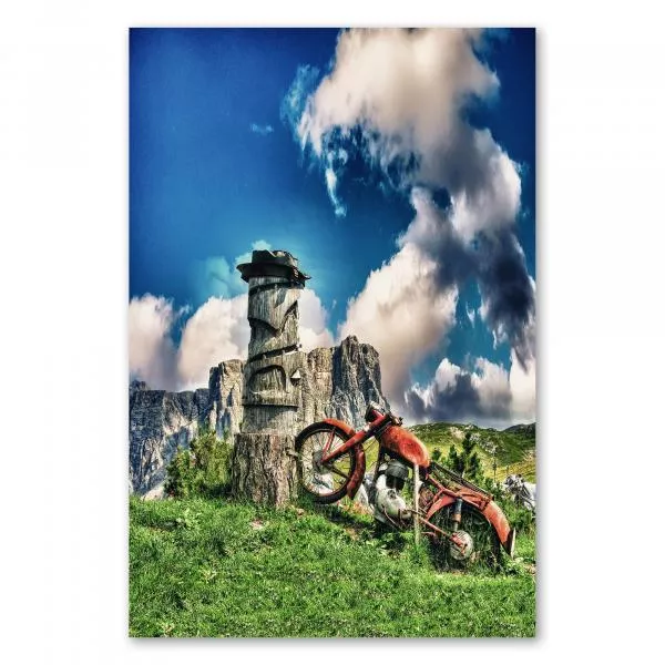 Ein rotes Motorrad in den Dolomiten - ein Bild voller Freiheit und Abenteuerlust. Ein rotes Motorrad in den Dolomiten - ein Bild voller Freiheit und Abenteuerlust.