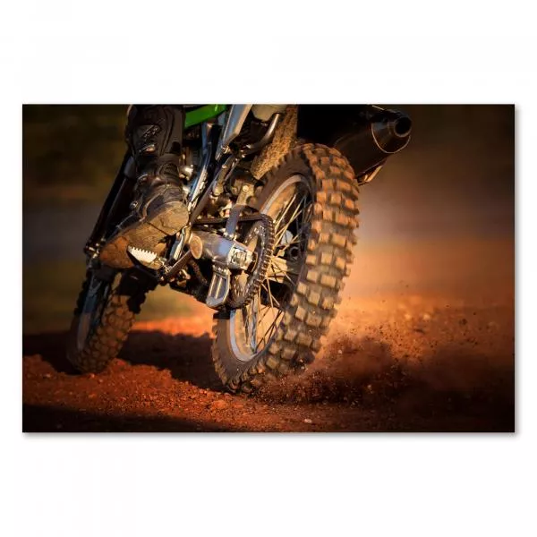 Ein Motorrad fährt durch staubiges Gelände – ein Bild voller Abenteuerlust und Action. Ein Motorrad fährt durch staubiges Gelände – ein Bild voller Abenteuerlust und Action.