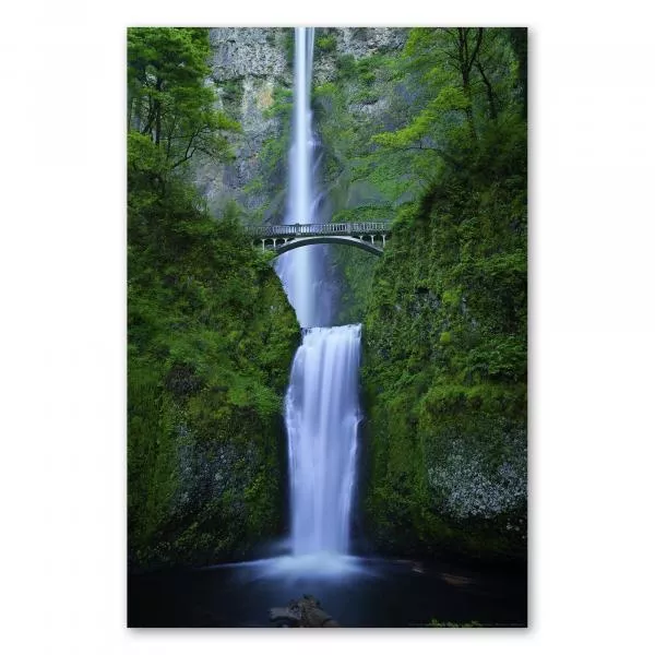 Beeindruckendes Foto der Multnomah Falls mit der Benson Bridge und atemberaubendem Ausblick. Beeindruckendes Foto der Multnomah Falls mit der Benson Bridge und atemberaubendem Ausblick.