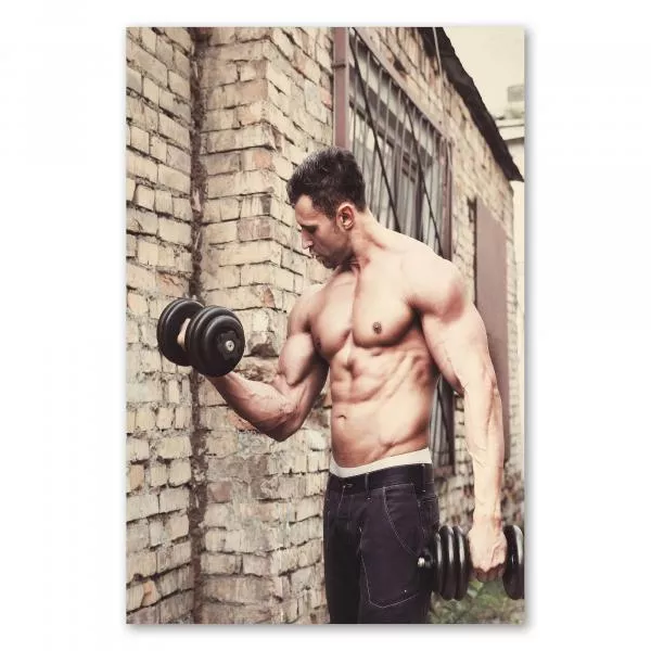 Ein muskulöser Mann beim Outdoor-Training – Motivation für effektives Hanteltraining! Ein muskulöser Mann beim Outdoor-Training – Motivation für effektives Hanteltraining!