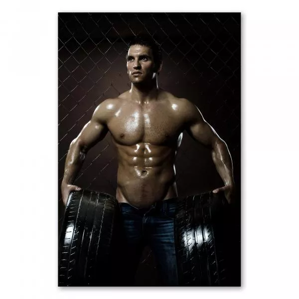 Ein muskulöser Mann mit Reifen demonstriert Stärke und Ausdauer – Motivation pur für Ihr Training! Ein muskulöser Mann mit Reifen demonstriert Stärke und Ausdauer – Motivation pur für Ihr Training!