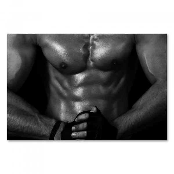 Ein durchtrainierter männlicher Oberkörper in Schwarz-Weiß - ein kraftvolles Motiv für Fitness und Sport. Ein durchtrainierter männlicher Oberkörper in Schwarz-Weiß - ein kraftvolles Motiv für Fitness und Sport.