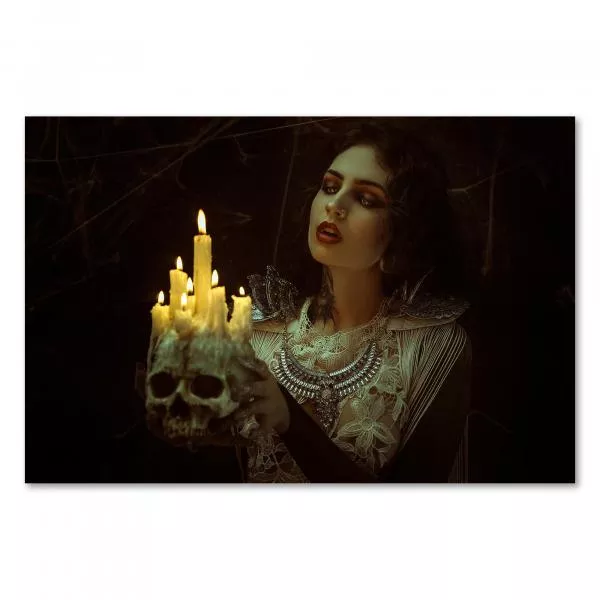 Frau mit dunklem Make-up & Schmuck, hält Totenkopf mit brennenden Kerzen - düster. Frau mit dunklem Make-up & Schmuck, hält Totenkopf mit brennenden Kerzen - düster.