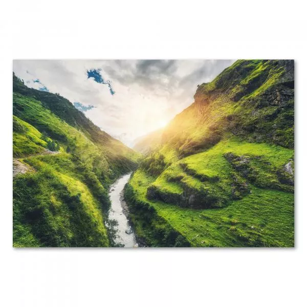 Fluss, grünes Tal, Nepal, Sonne, bewaldete Berghänge. Fluss, grünes Tal, Nepal, Sonne, bewaldete Berghänge.