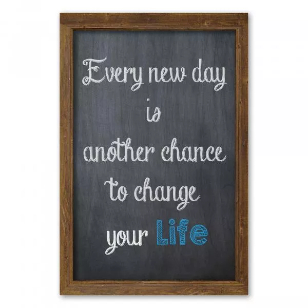 "Every new day is another chance to change your life" - ein inspirierender Spruch auf einer Tafel. "Every new day is another chance to change your life" - ein inspirierender Spruch auf einer Tafel.