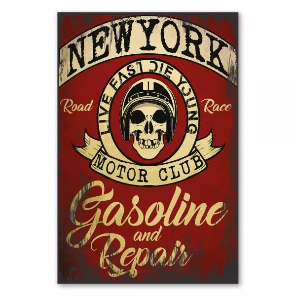 Vintage-Schild mit Totenkopf im Helm & Schriftzug "New York Motor Club, Gasoline and Repair". Vintage-Schild mit Totenkopf im Helm & Schriftzug "New York Motor Club, Gasoline and Repair".