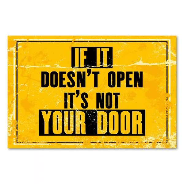 "If it doesn't open, it's not your door" - ein motivierendes Poster für alle, die offen für neue Chancen und Wege sind. "If it doesn't open, it's not your door" - ein motivierendes Poster für alle, die offen für neue Chancen und Wege sind.