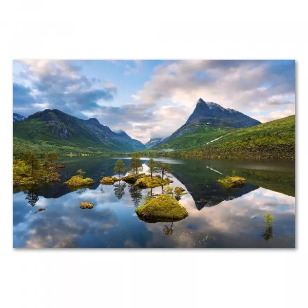 Bergsee in Norwegen, Spiegelung der Berge & des bewölkten Himmels, Bäume auf Inseln. Bergsee in Norwegen, Spiegelung der Berge & des bewölkten Himmels, Bäume auf Inseln.