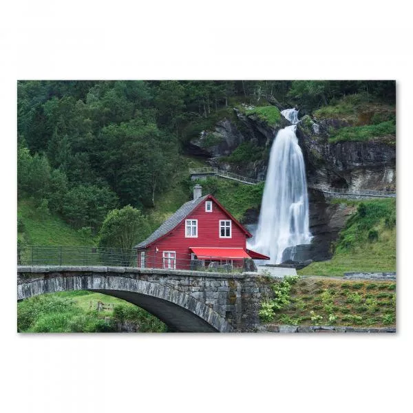 Traditionelles rotes Haus an Wasserfall, Norwegen, Steinbrücke über Fluss. Traditionelles rotes Haus an Wasserfall, Norwegen, Steinbrücke über Fluss.