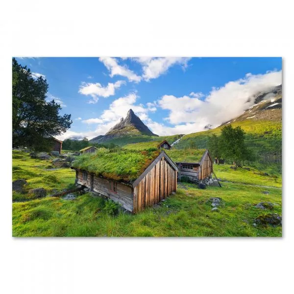 Holzhäuser mit Grasdächern auf Wiese, Norwegen, Berg im Hintergrund. Holzhäuser mit Grasdächern auf Wiese, Norwegen, Berg im Hintergrund.