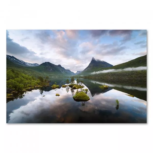 Bergsee, Spiegelung der Berge & des bewölkten Himmels, Inseln mit Bäumen. Bergsee, Spiegelung der Berge & des bewölkten Himmels, Inseln mit Bäumen.