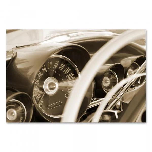 Ein sepiafarbenes Foto zeigt das Armaturenbrett eines Oldtimers, das nostalgische Erinnerungen weckt. Ein sepiafarbenes Foto zeigt das Armaturenbrett eines Oldtimers, das nostalgische Erinnerungen weckt.