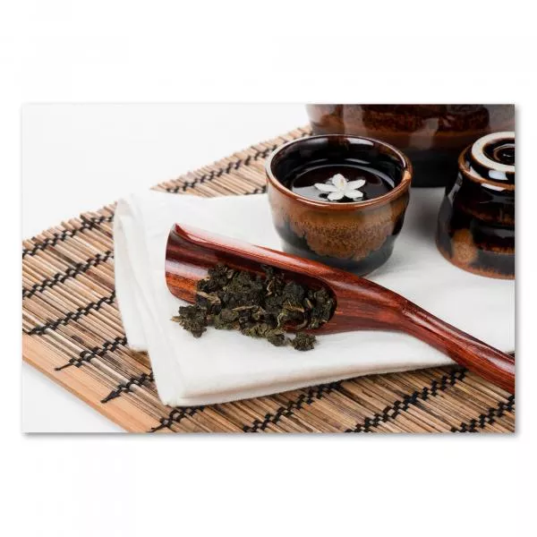 Tasse Oolong Tee, Teeblätter in Schöpfkelle, Bambusmatte - Ruhe & Genuss. Tasse Oolong Tee, Teeblätter in Schöpfkelle, Bambusmatte - Ruhe & Genuss.