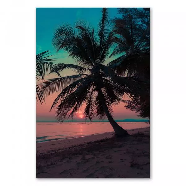 Strand mit Palmen, Sonnenuntergang, warme Farben, Meer glitzert. Strand mit Palmen, Sonnenuntergang, warme Farben, Meer glitzert.