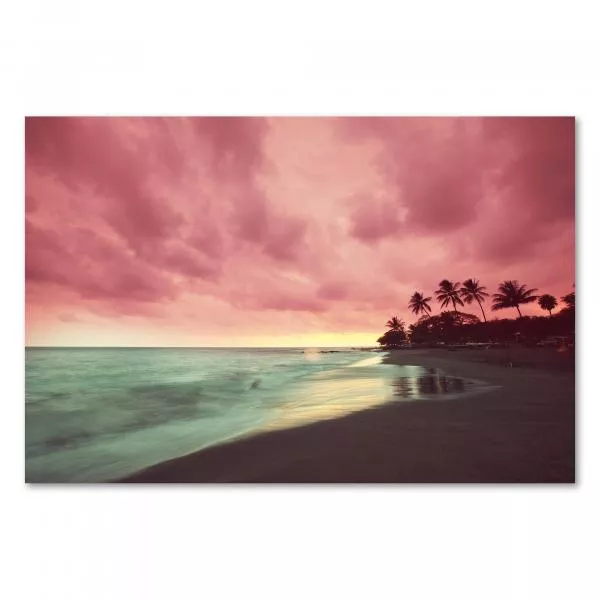 Romantischer Sonnenuntergang an einem tropischen Strand mit Palmen - ein Traum für alle Urlaubsliebhaber. Romantischer Sonnenuntergang an einem tropischen Strand mit Palmen - ein Traum für alle Urlaubsliebhaber.