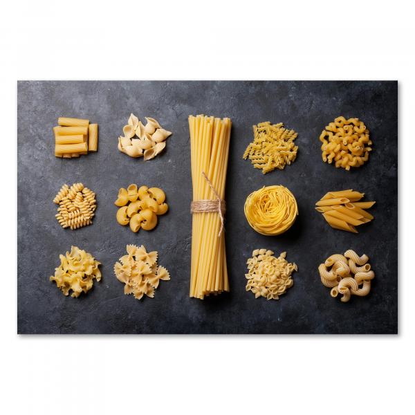 Spaghetti, Farfalle, Penne und viele mehr - die Vielfalt der Pasta gezeigt auf einem dunklen Hintergrund.