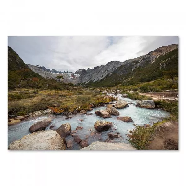 Gebirgsbach, grüne Landschaft, Patagonien, schneebedeckte Berge. Gebirgsbach, grüne Landschaft, Patagonien, schneebedeckte Berge.