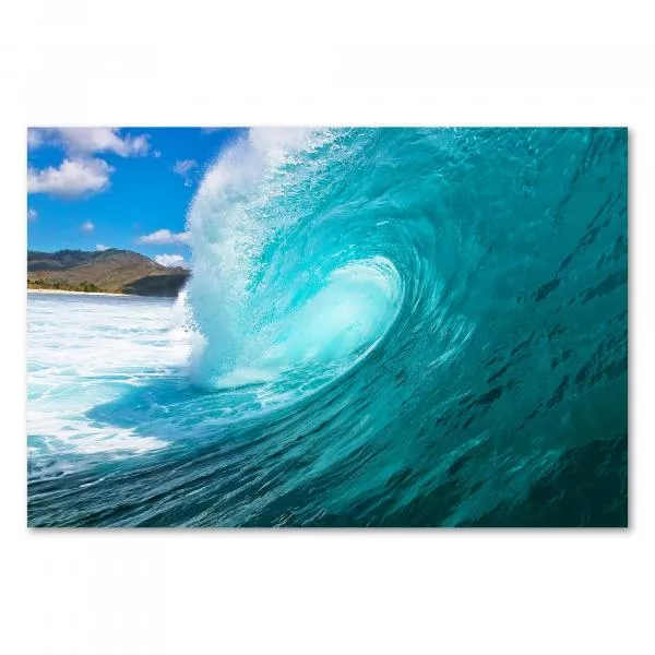 Riesige türkisfarbene Welle formt eine perfekte Röhre, grüne Insel im Hintergrund, ein Traum für Surfer. Riesige türkisfarbene Welle formt eine perfekte Röhre, grüne Insel im Hintergrund, ein Traum für Surfer.