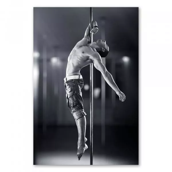 Muskulöser Mann beim Pole Dance zeigt beeindruckende Körperbeherrschung, Schwarz-Weiß betont die Eleganz. Muskulöser Mann beim Pole Dance zeigt beeindruckende Körperbeherrschung, Schwarz-Weiß betont die Eleganz.