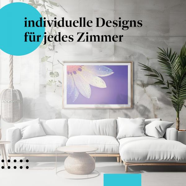 Blumenposter: "Zarte Blüte" - Blume mit Wassertropfen - Makroaufnahme