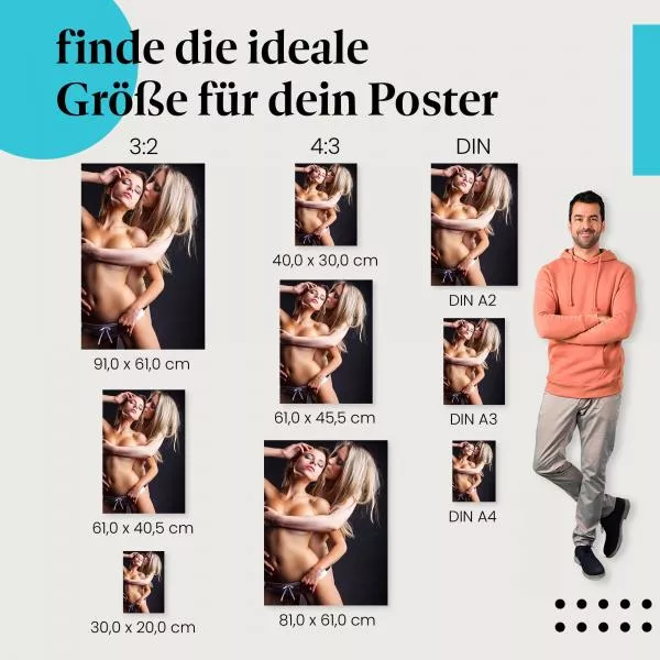 Innige Umarmung von zwei Frauen | Postereck 3235 Innige Umarmung von zwei Frauen | Postereck 3235