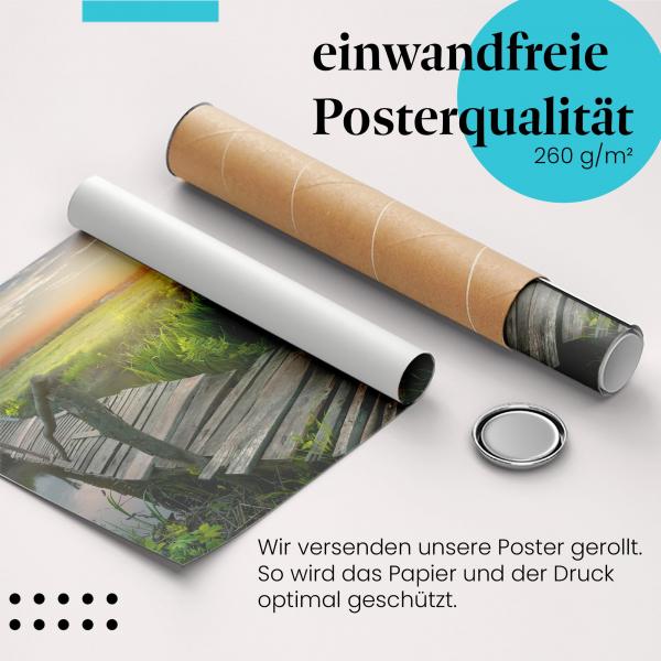 Gerolltes Poster "Holzsteg am Abend". Friedliches Naturmotiv, sicher verpackt.