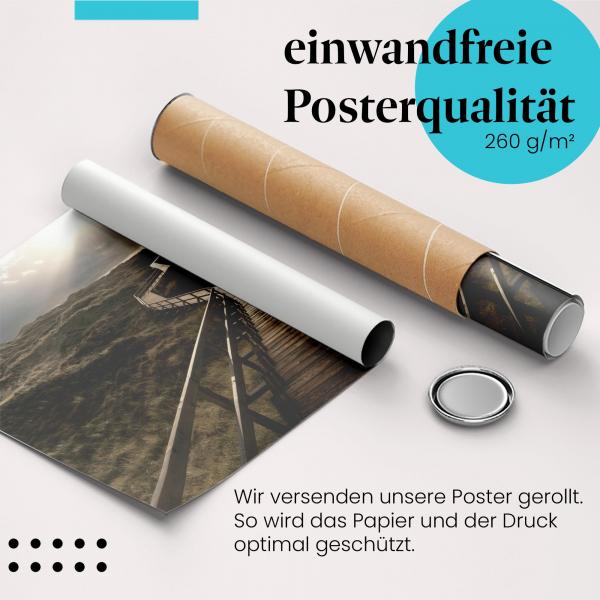 Gerolltes Poster "Holzsteg", Dünen, Sonnenlicht.