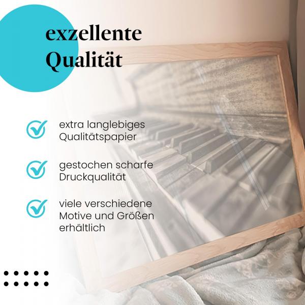Gerahmtes Bild "Klaviertasten" - Schwarz-Weiß, Details, altes Klavier, nostalgisch.