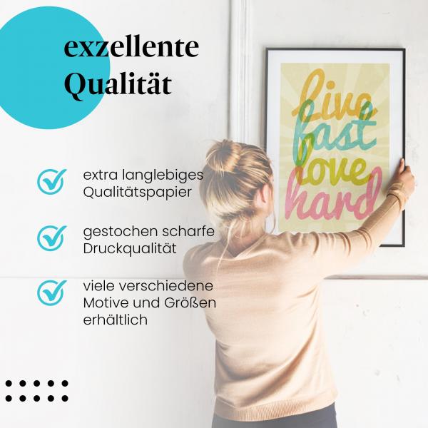 Gerahmtes Wandbild "Lebensmotto: Live fast, love hard" in verschiedenen Größen.