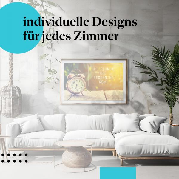 "Es ist erst der Anfang!" - Motivierendes Poster mit goldenem Wecker auf Holztisch.