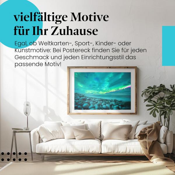 Leinwandbild "Nordlichter": Grünes Leuchten, felsiger Strand - magische Stimmung.
