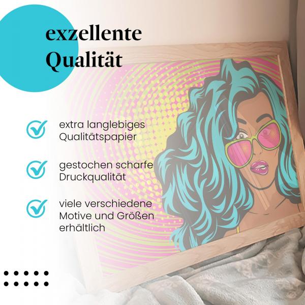 Gerahmtes Wandbild: Pop Art Frau mit blauen Haaren, hochwertige Druckqualität. Verschiedene Größen erhältlich.