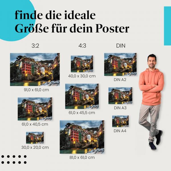 Wähle die ideale Postergröße: Riomaggiore (Cinque Terre) bei Nacht, beleuchtete Häuser.