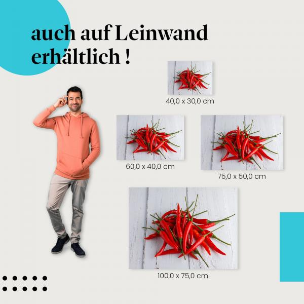 "Rote Chilischoten auf Holztisch" Leinwandbild. Finde die ideale Größe für dein Zuhause & setze Akzente mit Kunst!