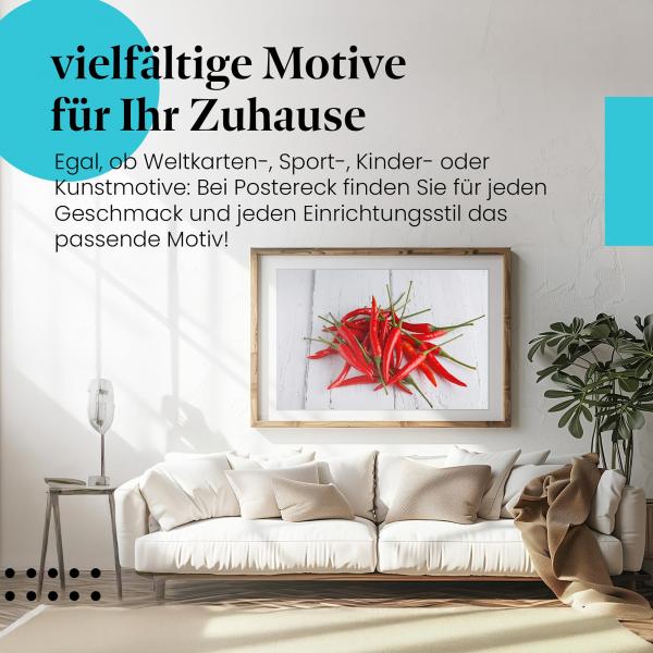 Stylisches Leinwandbild: Scharfe rote Chilischoten auf Holztisch.