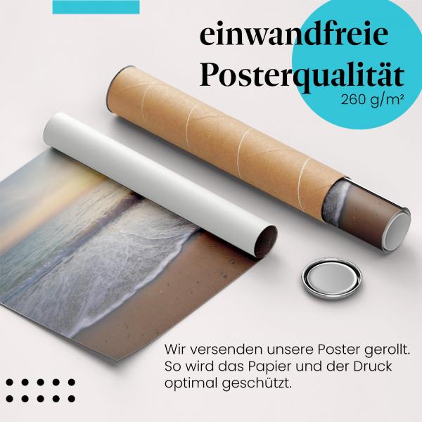 Gerolltes Poster "Sonnenuntergang am Strand" - Meer & Entspannung, sicher verpackt.