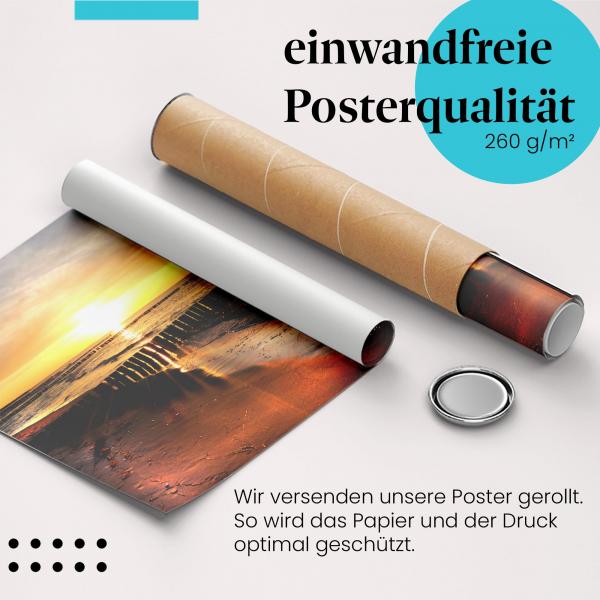 Gerolltes Poster "Strand & Sonnenuntergang". Romantische Stimmung, sicher verpackt.