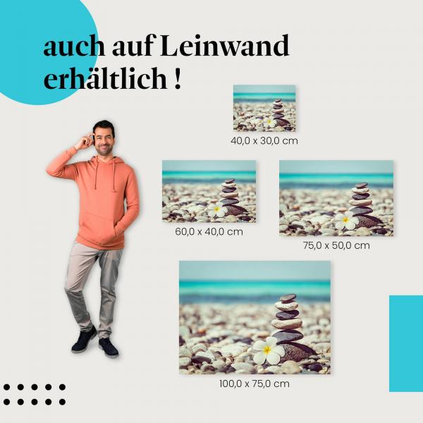 Steinturm am Strand: Leinwandbild. Türkisblaues Wasser, Blume - Symbol für Ruhe.